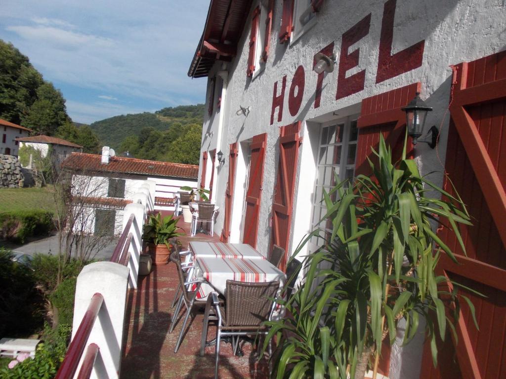 Hotel Le Clementenia Arneguy Exterior photo